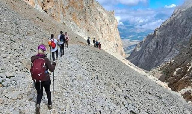 Eğitimi Tamamlayan Dağcılar Zirveye Yürüdü