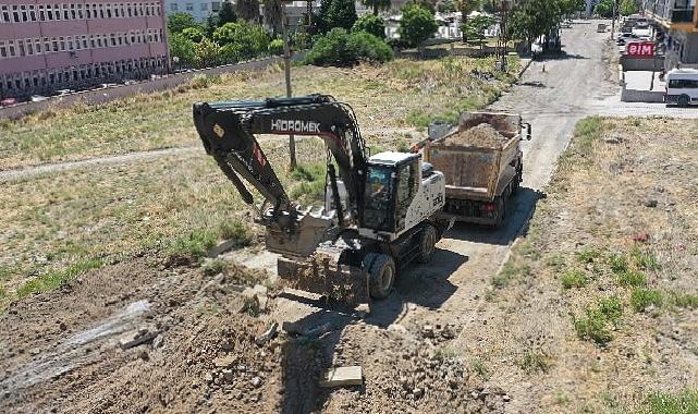 Aydın Büyükşehir Belediyesi Söke'de yol yapım çalışmalarına devam ediyor