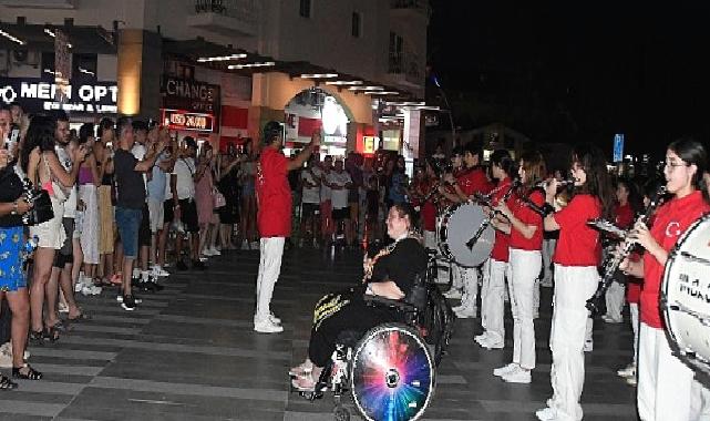 Cumhuriyet Bandosu Kemer'i salladı