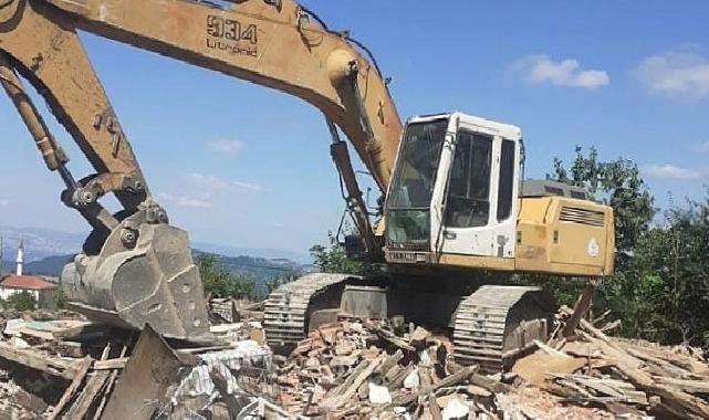 Gölcük'te metruk ve orta hasarlı bina yıkımları sürüyor