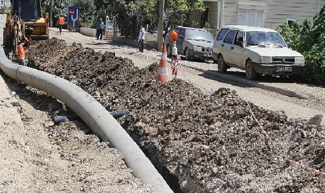 Finike merkezindeki eskiyen içme suyu boruları yenileniyor