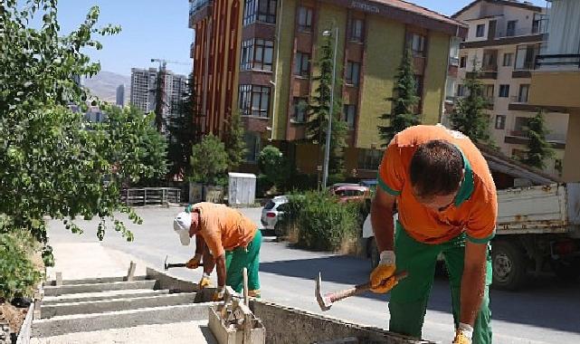 Çankaya'da merdivenli yol yapımı sürüyor 