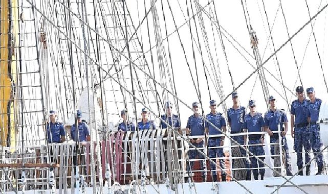 Tarihi gemiyi Torbalı Belediye bandosu karşıladı