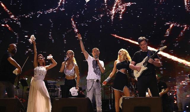 İstanbul Festivali'nde Hande Yener ve Serdar Ortaç Rüzgarı Esti