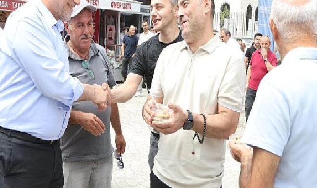 Canik Belediye Başkanı İbrahim Sandıkçı, vatandaşlara aşure ikram etti.