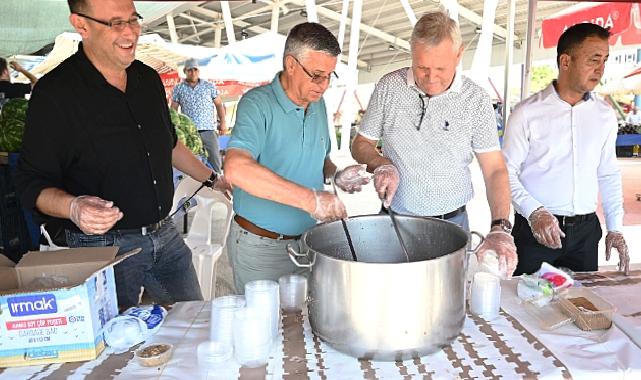 Kuzdere pazar yerinde vatandaşlara aşure ikramı