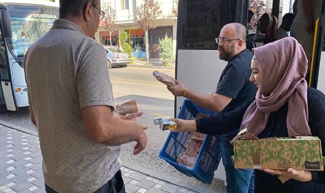 Tukuaz masa ekiplerinden sabah vatandaşlara simit ve meyve suyu ikramı 