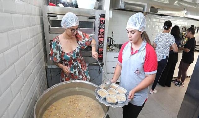 Bayraklı'da aşure bereketi