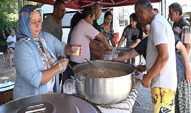 Çıralı Mahallesi'nde vatandaşlara aşure ikramı