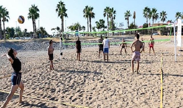 Antalya Büyükşehir'den Konyaaltı Plajı'na Ücretsiz Plaj Voleybol Sahaları