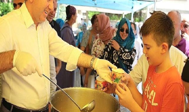 Bergama Belediye Başkanı Hakan Koştu aşure dağıttı