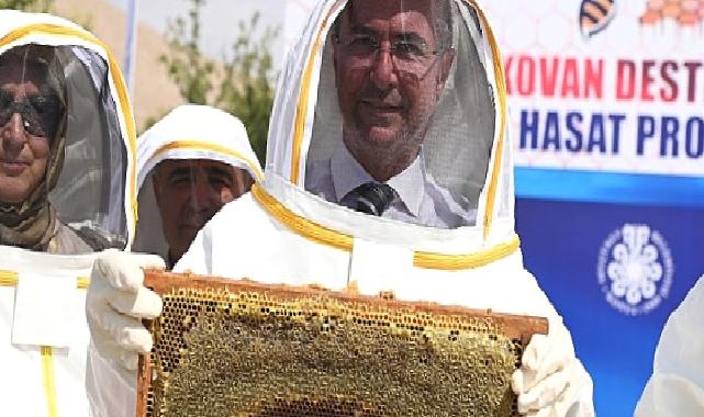 Selçuklu Belediyesi'nin destekleri ile pilot bölge Eğribayat Mahallesi'nde gerçekleştirilen arıcılık faaliyetleri kapsamında ilk bal hasadı gerçekleştirildi