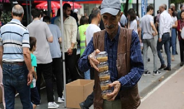 Büyükşehir'den Cumhuriyet Bulvarında aşure ikramı