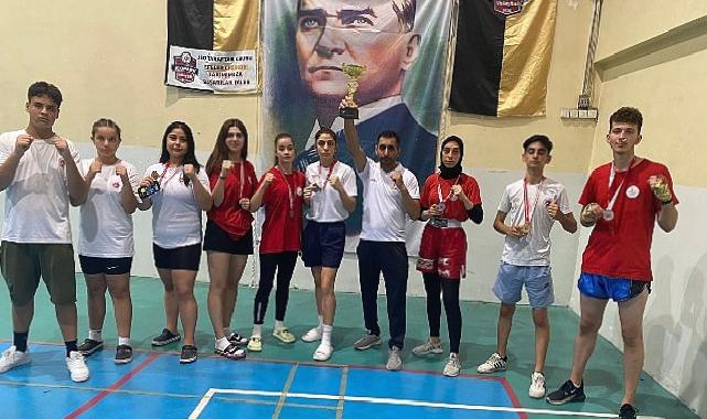 Kick Boks'ta Bayraklı farkı Bayraklılı gençler iller arası şampiyonada 7 derece kazandı