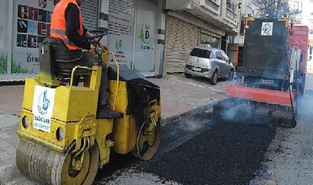 Bağcılar'da yollar asfaltlanarak güvenli hale getiriliyor