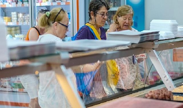 Halk Market ve Halk Giyim Seferihisarlıların yüzünü güldürüyor