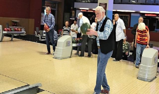 Huzurevi sakinleri bowling ile eğlendi