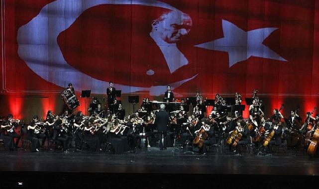 Sabancı Topluluğu, Cumhuriyet'in 100'üncü yılını Şef Cem Mansur yönetiminde Türkiye Gençlik Filarmoni Orkestrası ile kutladı