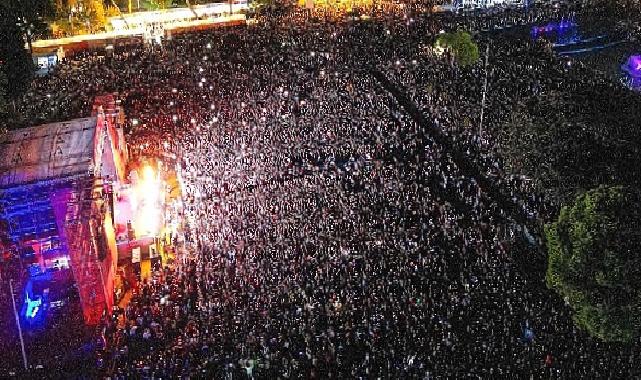 İzmirliler Kurtuluş Günü'nde İzmir Fuarı'na akın etti