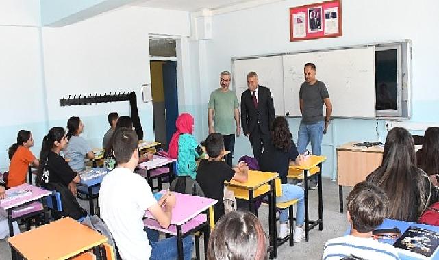 Başkan Tekin, okulun ilk günü öğrencileri yalnız bırakmadı