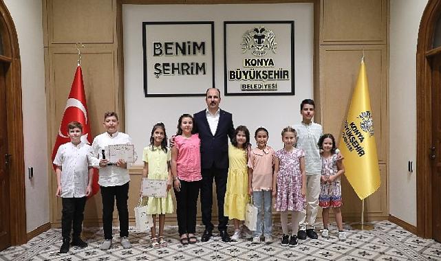 Başkan Altay Genç KOMEK Yaz Okulu'nda Başarılı Öğrencilere Hediyelerini Verdi