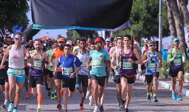 Ege'nin incisi Çeşme'de düzenlenen Salomon Çeşme Yarı Maratonu'nda birinciler belli oldu