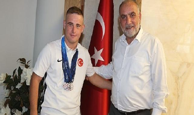 Başkan Sandıkçı, Avrupa'da Tarih Yazan Milli Sporcuyu Ağırladı