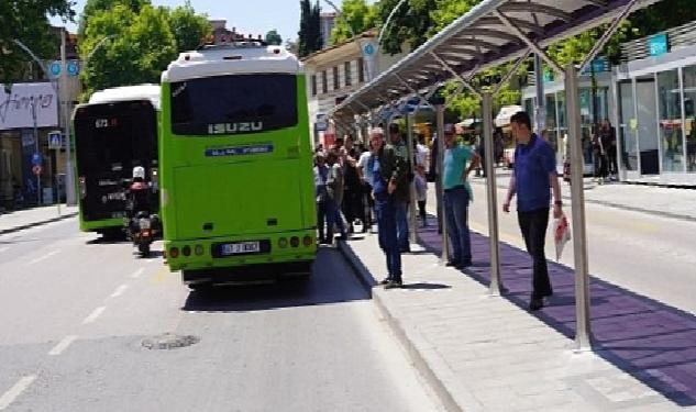 Büyükşehir 12 ilçede durakları yeniliyor