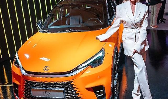 Hadise Londra'da Lexus'un Sanatsal Otoparkında LBX Cool ile Tanıştı